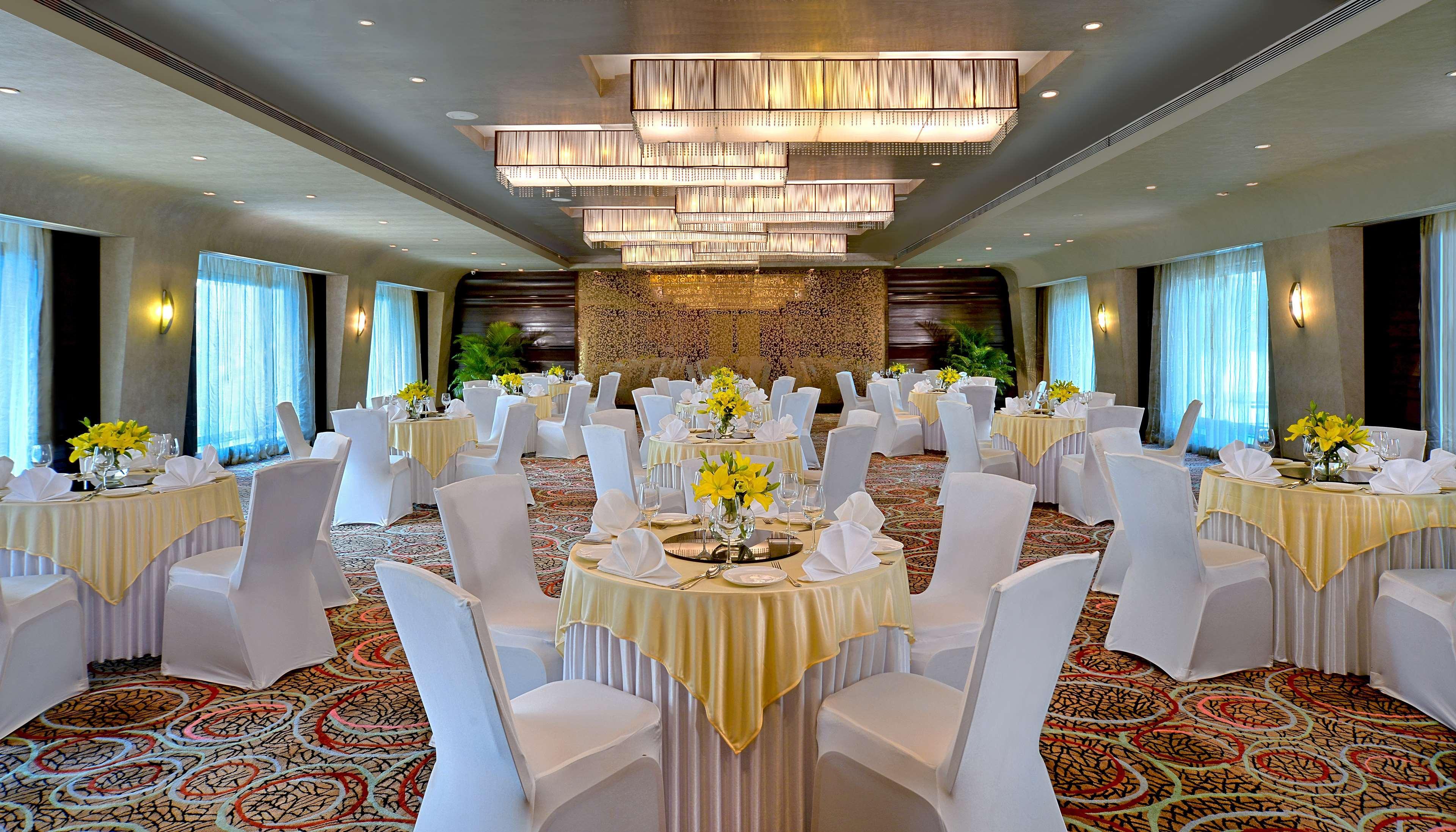 Radisson Mumbai Goregaon Esterno foto