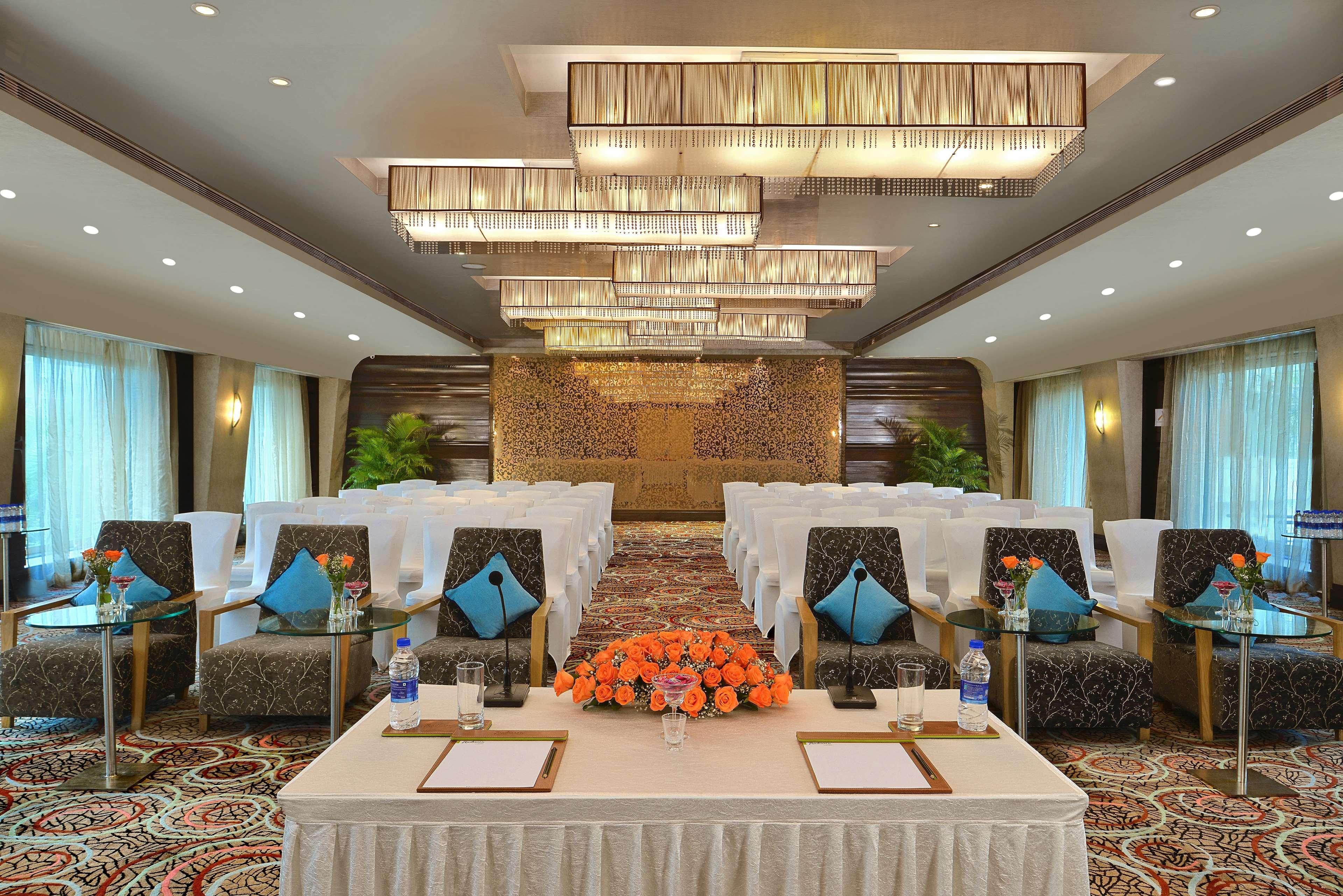 Radisson Mumbai Goregaon Esterno foto