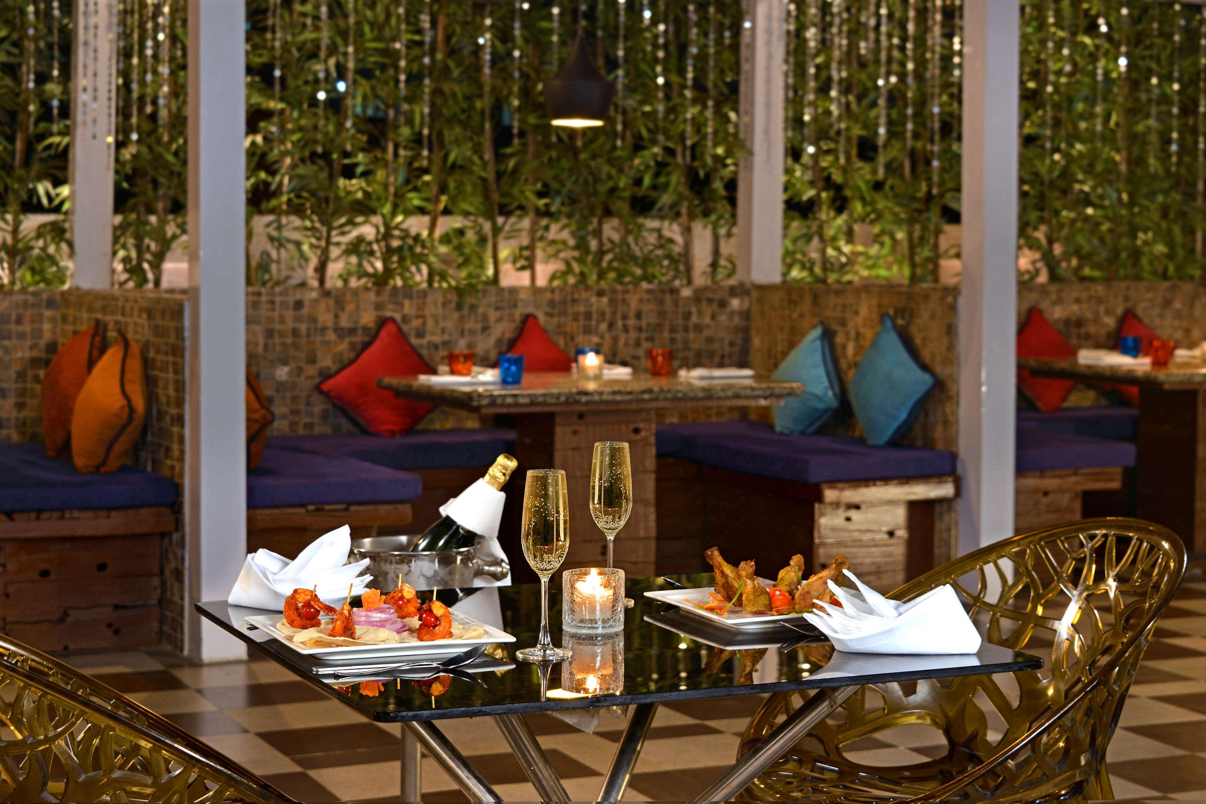 Radisson Mumbai Goregaon Esterno foto