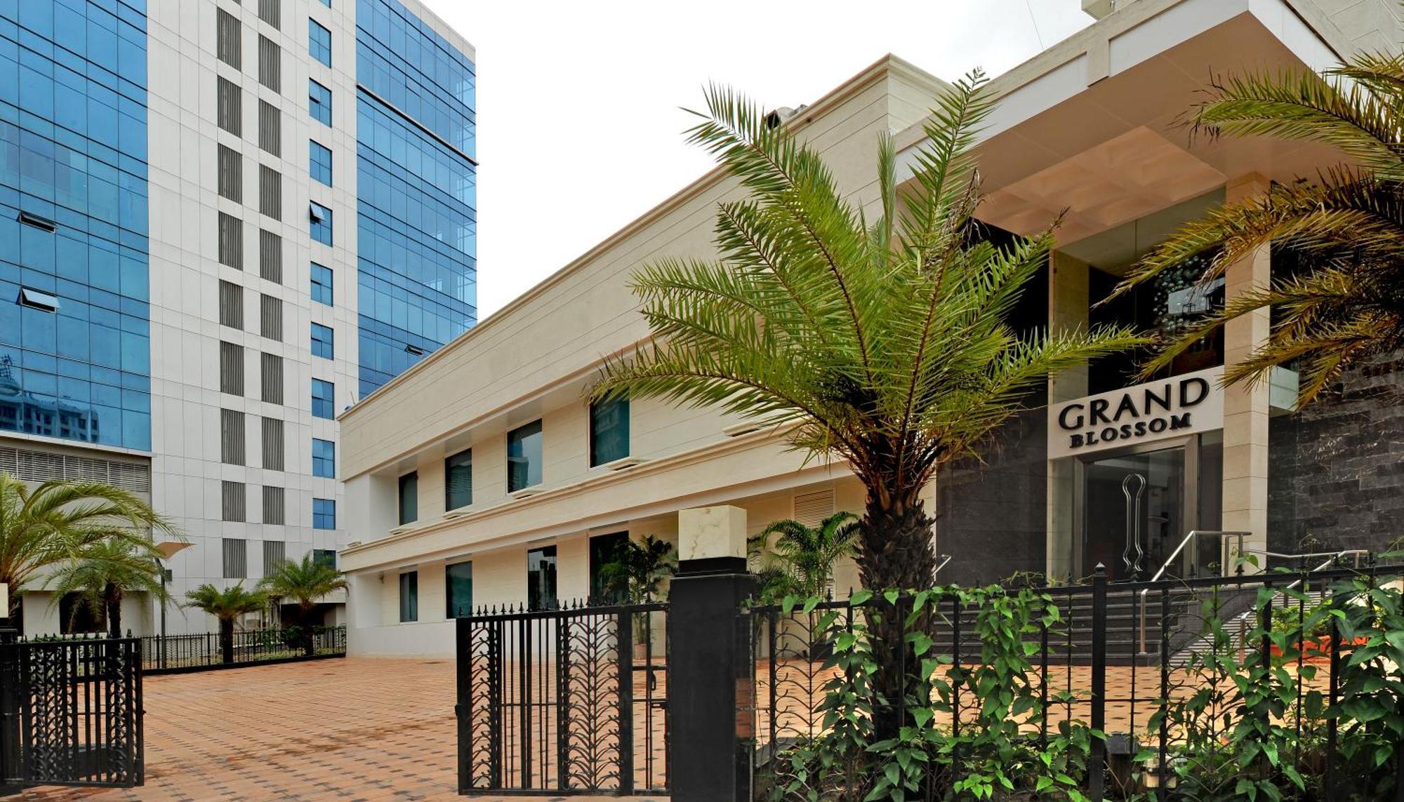 Radisson Mumbai Goregaon Esterno foto