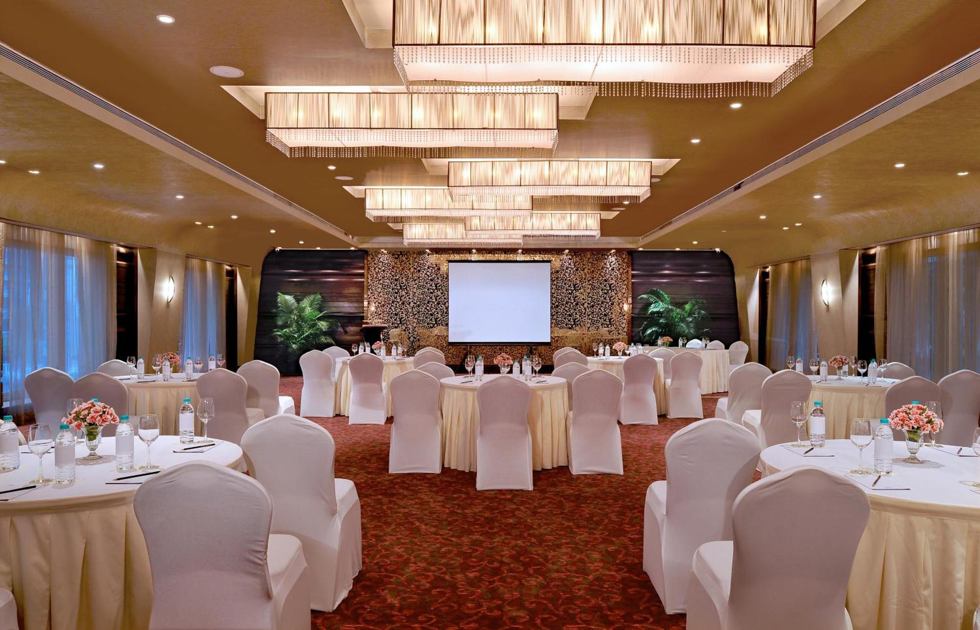 Radisson Mumbai Goregaon Esterno foto